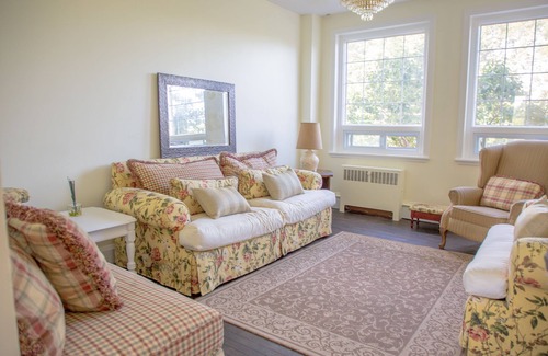 Jonquiere House | Auberge Québe Issime