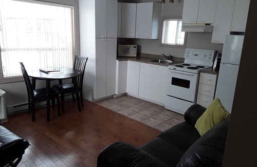 Chicoutimi Hotel | Auberge Resto le Parasol