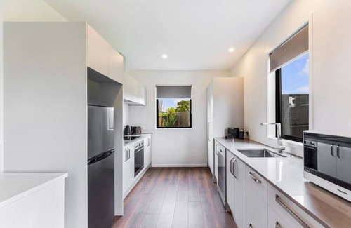 Mangere Villa | Auckland airport Homes, 6 km, free car park, spacious & Bright