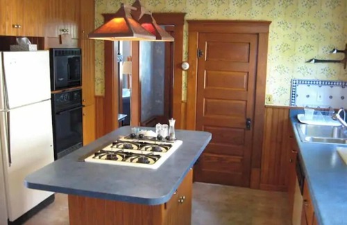 Put-in-Bay House | Aunt Janes 2: Large House in Downtown Put in Bay!