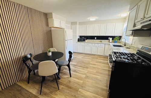 Delmar Parkway House | Aurora-Denver Charming 2-bedroom house w private gated outside space