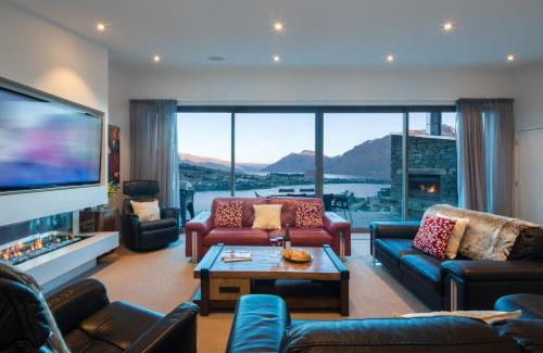 Queenstown Villa | Aurora Lodge- AC- Free Parking- Hot Tub- BBQ