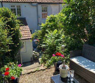 Glastonbury House | Aurora Tor