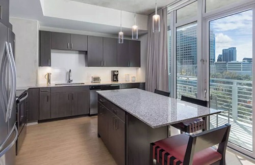 West End Condo | Austin Resort Studio Suite Friday Check-In
