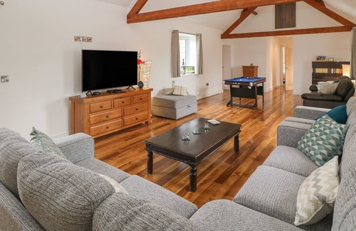 Forden Cottage | AUTUMN BROOK BARN, pet friendly, with a garden in Montgomery