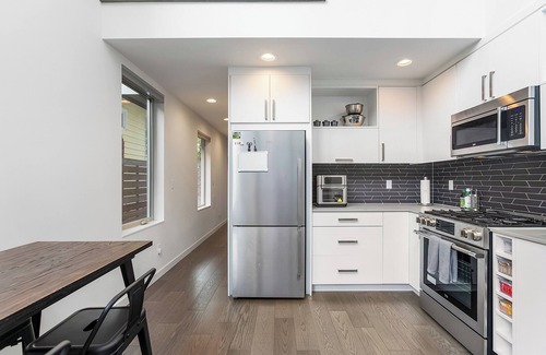 North Beacon Hill Apartment | Autumn Leaves in Jefferson Park
