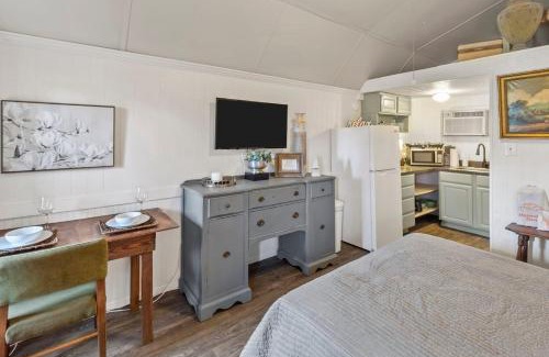 Oil City House | Avail This Weekend, Romantic, Kayaks!