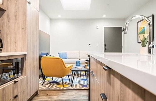 Golden Apartment | Avenue Hotel /Downtown Golden /Golden City Suite