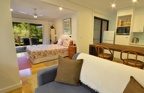 Sunshine Beach Apartment | Award-winning private peaceful for couples mins to beach National Park & village