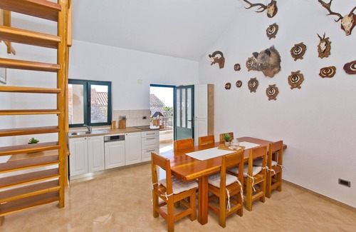 Bogomolje House | Awesome home in Bogomolje with kitchen