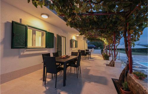 Dicmo House | Awesome Home In Dicmo Prisoje