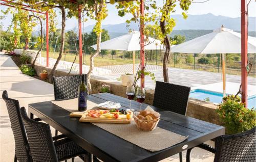 Dicmo House | Awesome Home In Dicmo Prisoje