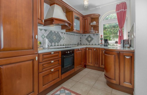 Klanfari House | Awesome home in Dramalj with WiFi