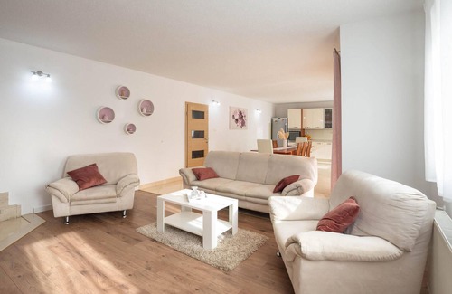 Tugare House | Awesome home in Tugare with kitchen