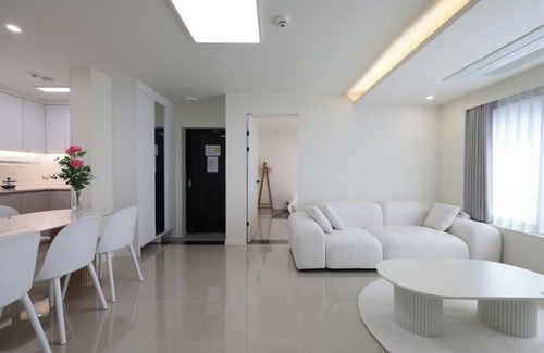 Goyang Villa | [AWESTAY201] Seoul near DMC/New, Full Option/Sleeps8/3BR,5Beds,1BA/Free Parking