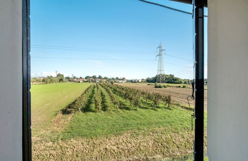 Mirano Apartment | 'Azzurra' Room with Shared Garden, Wi-Fi and Air Conditioning