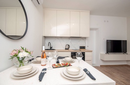 Trebinje Apartment | Azzurro I apartment with Swimming pool & Jacuzzi in Trebinje