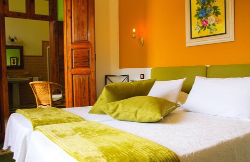 Haria House | B & BLola y Juan: Room with private bathroom and heated pool "HUESPEDES"