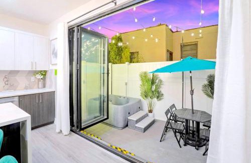 North Hollywood Apartment | B- InstaWorthy & Family-Friendly NoHo Gem- Near Universal & Hollywood with Parking, Games, and Hot Tub
