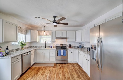 Bloomington House | B-Town Retreat~10min IU~2 K Beds~Huge Kitchen~Private Patio~Fire Pit+Ping Pong