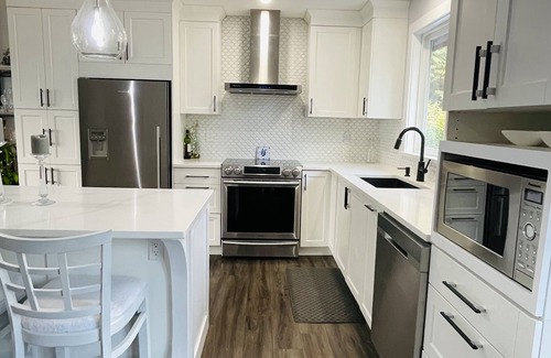 Central Okanagan House | BACKYARD PARADISE - HOT TUB- YARD- 5bed+3bath (Licensed).