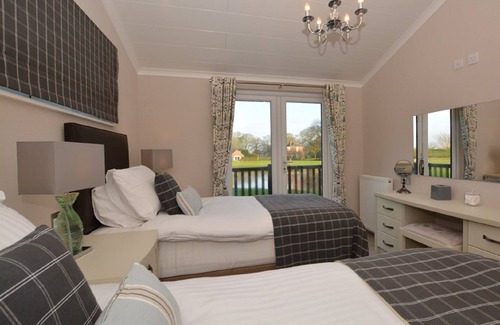 Maltby le Marsh Cabin | BADGERS DEN- A luxury lodge, 2 en-suite bedrooms with private hot tub
