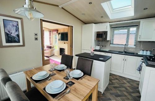 Allerthorpe House | Bakers Lodge with Hot Tub