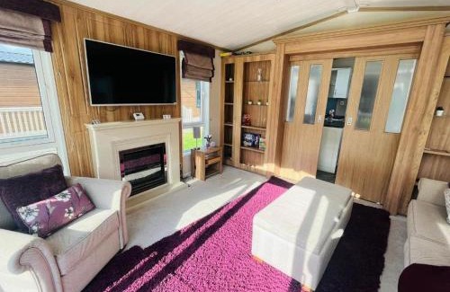 Allerthorpe House | Bakers Lodge with Hot Tub
