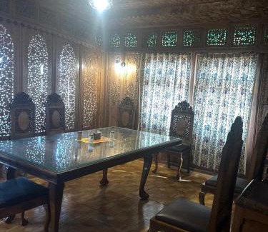 Sudarbal Boat Rental | BAKTOO palace PREMIUM HOUSEBOAT