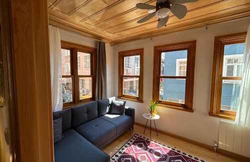 Balat Villa | Balat Rose - Charming Wooden House with Terrace