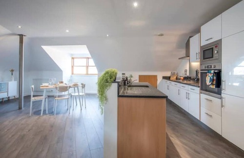 Nightingale Apartment | Balham Loft: Secure free parking. Close to tube.