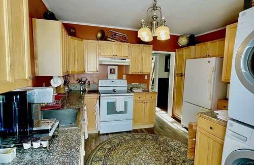 Old Ballard House | Ballard Bunkhouse 2nd flr unit near ent. district. Parking & free level 2 chrgr