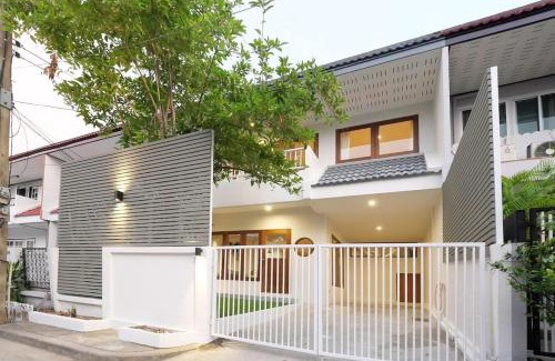 Khlong Tan Nuea Apartment | Bangkok Central Pet-Friendly Private 3BR House