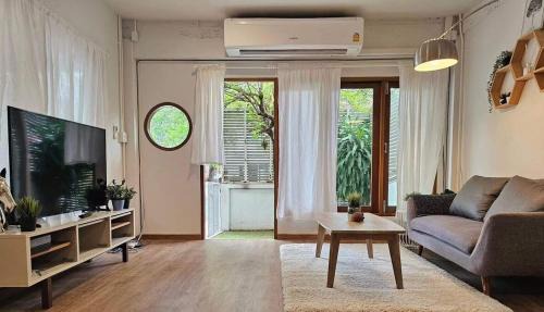 Khlong Tan Nuea Apartment | Bangkok Central Pet-Friendly Private 3BR House