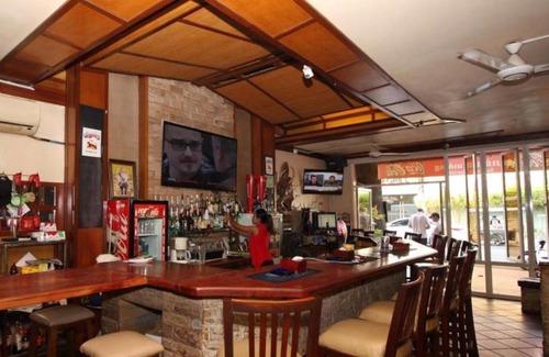 Daun Penh Hotel | Bar Oz Riverside Guesthouse