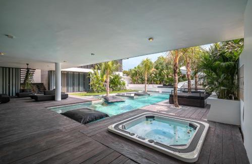 Umalas Villa | Barabuda - Impressive 6-Bedroom Villa with Jacuzzi and Slide!