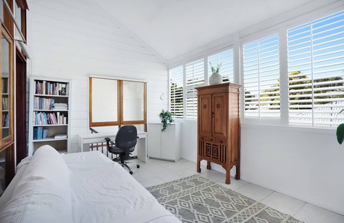 Margate House | Bardon Beauty Pool Pet Privacy close to transport shops city