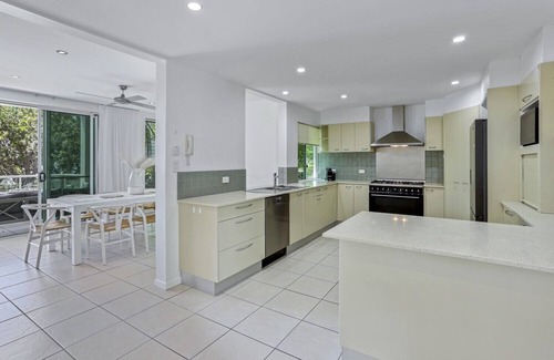Castaways Beach House | Barefoot Beach Abode, Castaways Beach