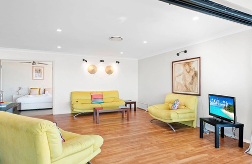 Stockton House | Barrie Charm - Beachfront 3-bedroom holiday house with endless Pacific Ocean views.