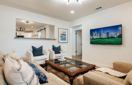 Sweetbriar House | BartonSwim Sleeps7, Comfy Beds, Rain Shower, SoCO Best Eateries
