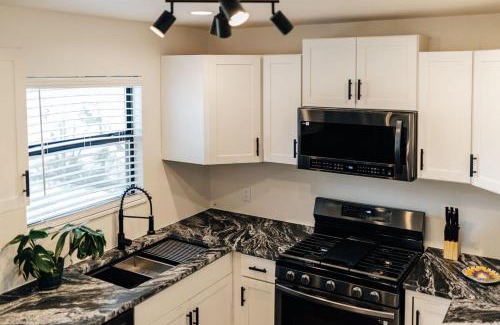 Sweetbriar House | BartonSwim Sleeps7, Comfy Beds, Rain Shower, SoCO Best Eateries