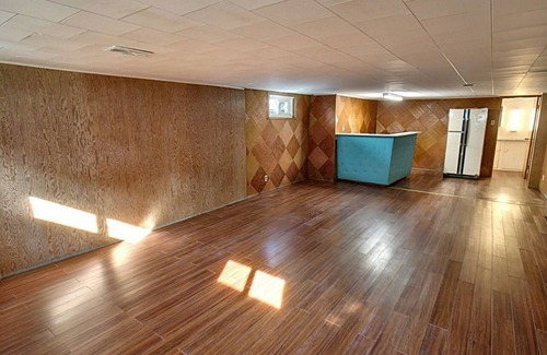 Tuxedo House | Basement 3 bdrm close to airport/everywhere Eat/Shop/Bus/Park/Cinema/Library ...