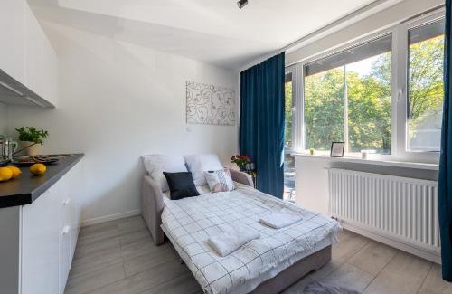 Ochota Apartment | Batorego 220 - 450m stacja metra Pola Mokotowskie, 800m Biblioteka Narodowa - 20m piękny park Pola Mokotowskie - 800m do SGH - Wifi - Smart TV - Good Apartments