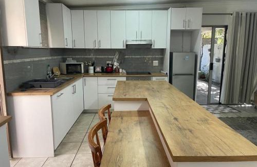 Gordons Bay Central House | Bay Breeze Guesthouse Selfcatering
