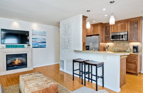 Crown Point Condo | BAY FRONT complex, Penthouse, steps to sand, boardwalk Mission Bay Pacific Beach