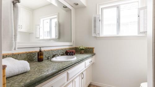 Central Mission Beach Apartment | Bay View I by AvantStay Stylish Mission Beach Home on the Sand