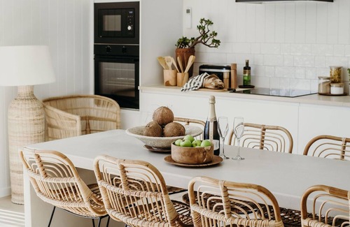 Shoal Bay House | Baybreeze, 18 Tomaree Road - WiFi, Air Conditioning, Kitchenette