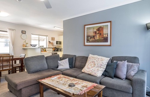 Wynnum Apartment | Bayside Lifestyle Getaway Sleeps 4