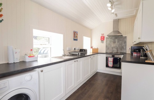 Beinn Orasaigh Cottage | BAYVIEW HOUSE, family friendly, character holiday cottage in Carbost