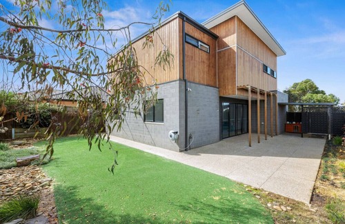 Curlewis Apartment | Bayview- Sleeps 14, Aircon, Garage, Pets welcome!